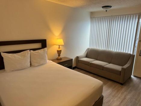 Mc Pacific Inn & Suites Торънс Екстериор снимка