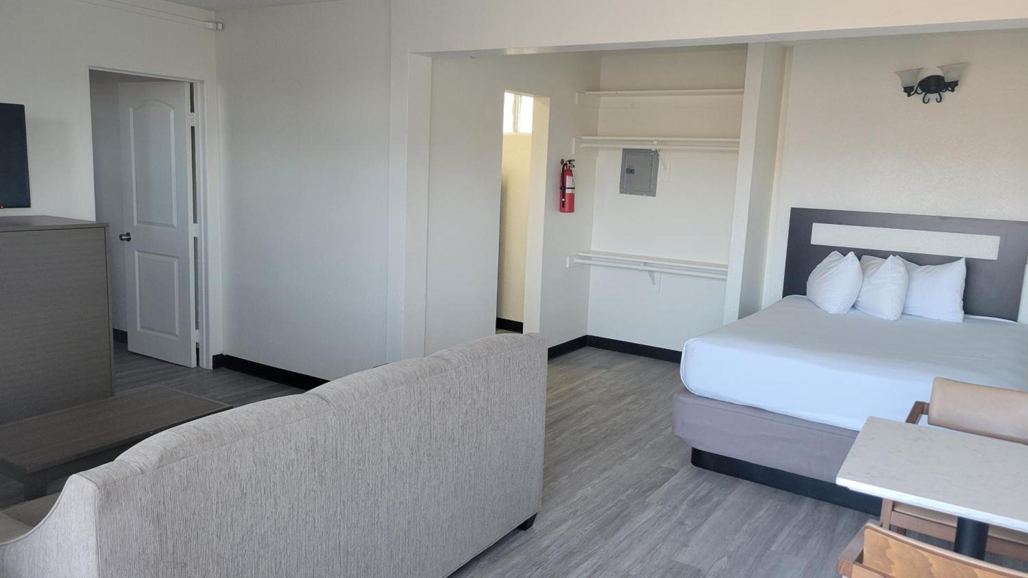 Mc Pacific Inn & Suites Торънс Екстериор снимка