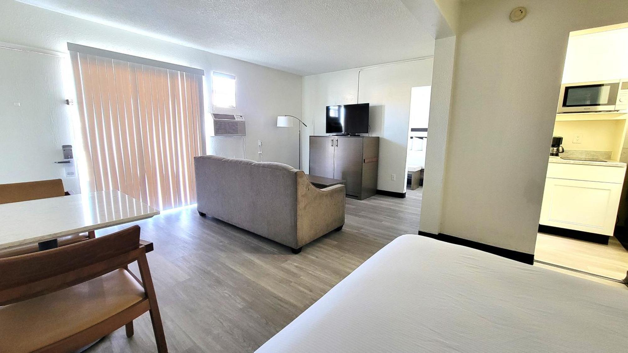 Mc Pacific Inn & Suites Торънс Екстериор снимка
